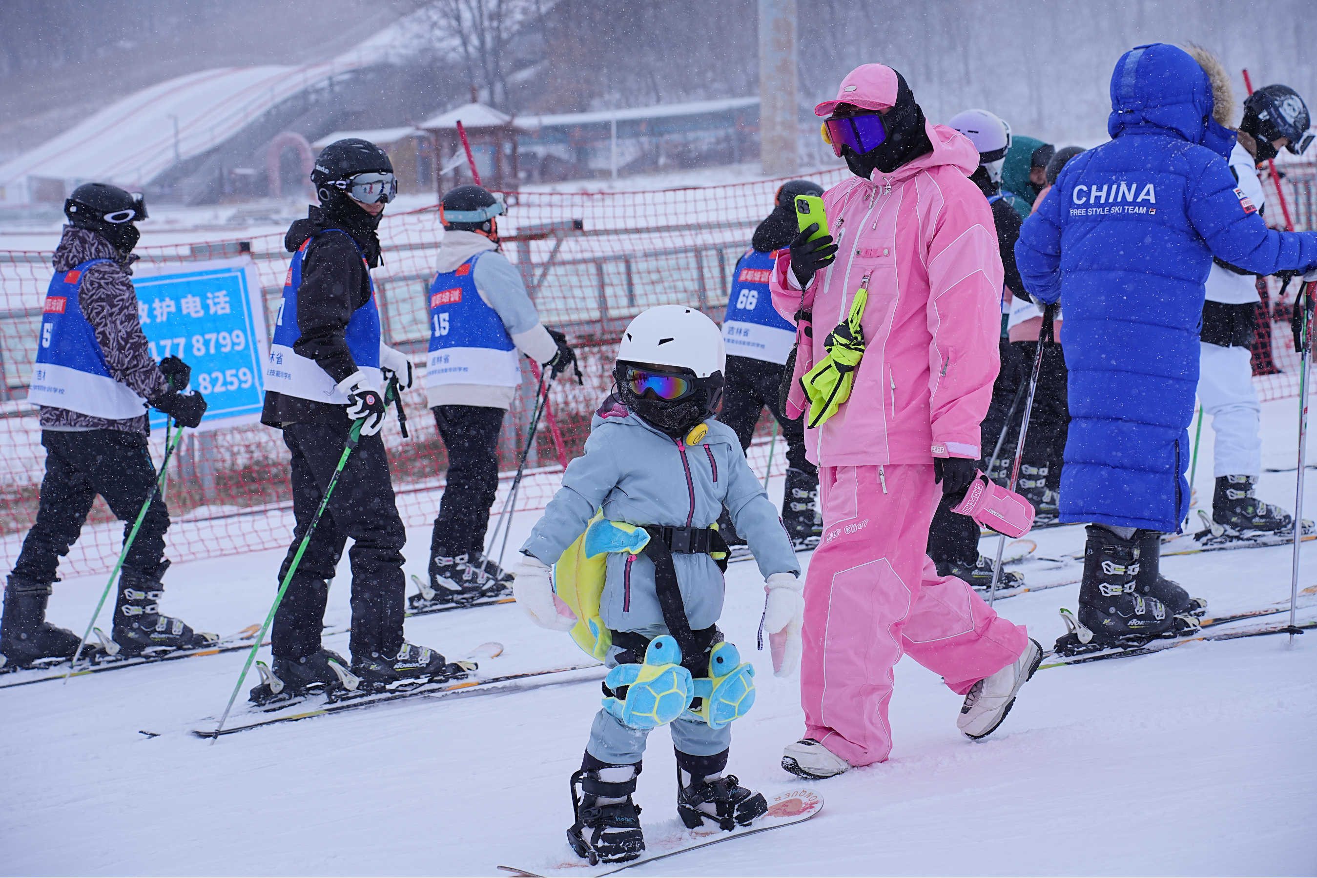 高原滑雪半程马拉松，雪域风光中的速度之旅